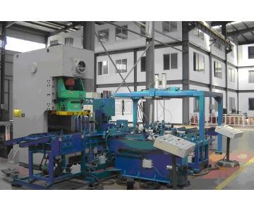Machine de formation des oeillets automatiques